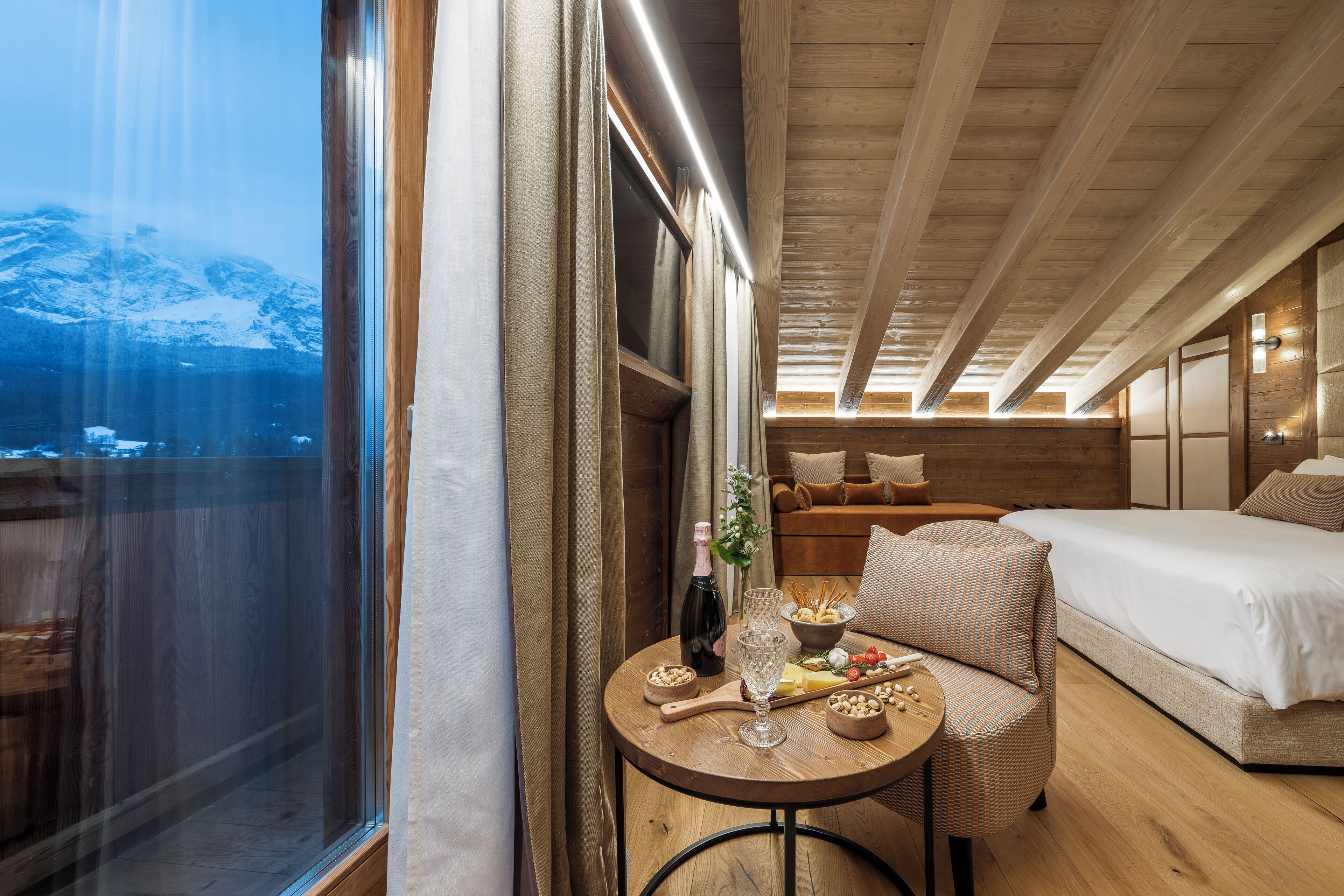 Grand Deluxe balcone vista montagna | Ropa de cama de alta calidad, minibar, wifi gratis y ropa de cama