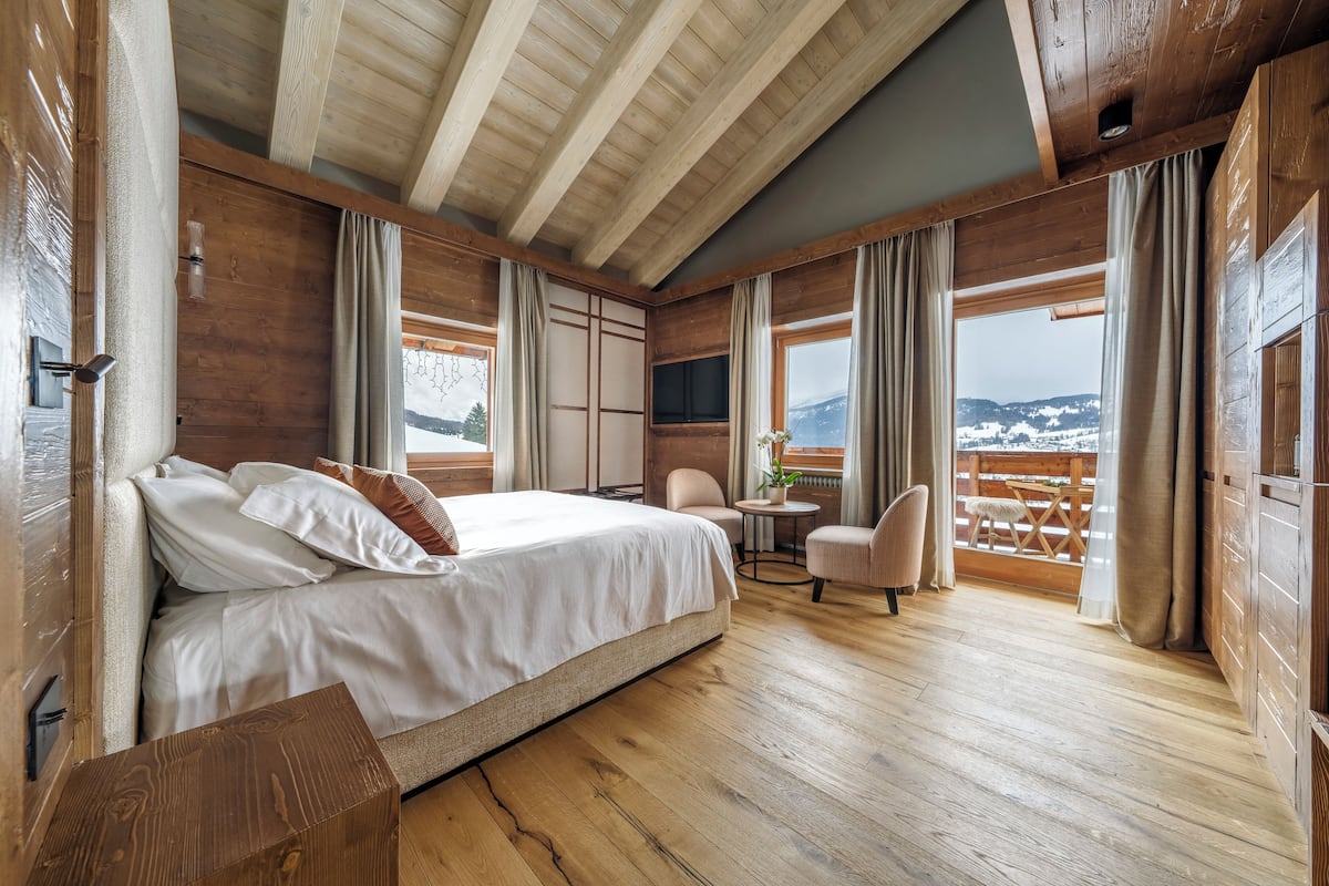 Deluxe Double Room, Balcony, Mountain View | Premium bedding, minibar, free WiFi, bed sheets