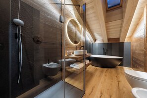 Grand Deluxe balcone vista montagna | Bathroom | Hair dryer, slippers, bidet, towels - Casa Guargne' (Cortina d'Ampezzo)