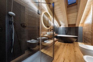 Grand Deluxe balcone vista montagna | Badezimmer | Haartrockner, Hausschuhe, Bidet, Handtücher