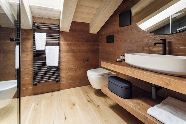 A modern bathroom with wooden walls, a large sink, and a toilet. - Casa Guargne' (Cortina d'Ampezzo)