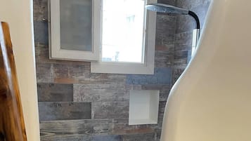 Quarto standard, vista para a praia | Banheiro | Chuveiro, secador de cabelo, roupões de banho, chinelos