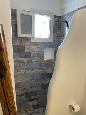 スタンダード ルーム ビーチビュー | バスルーム | シャワー、ヘアドライヤー、バスローブ、スリッパ