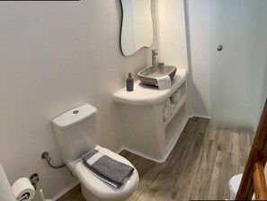 Chambre Standard, vue plage | Salle de bain | Douche, sĂšche-cheveux, peignoirs, chaussons