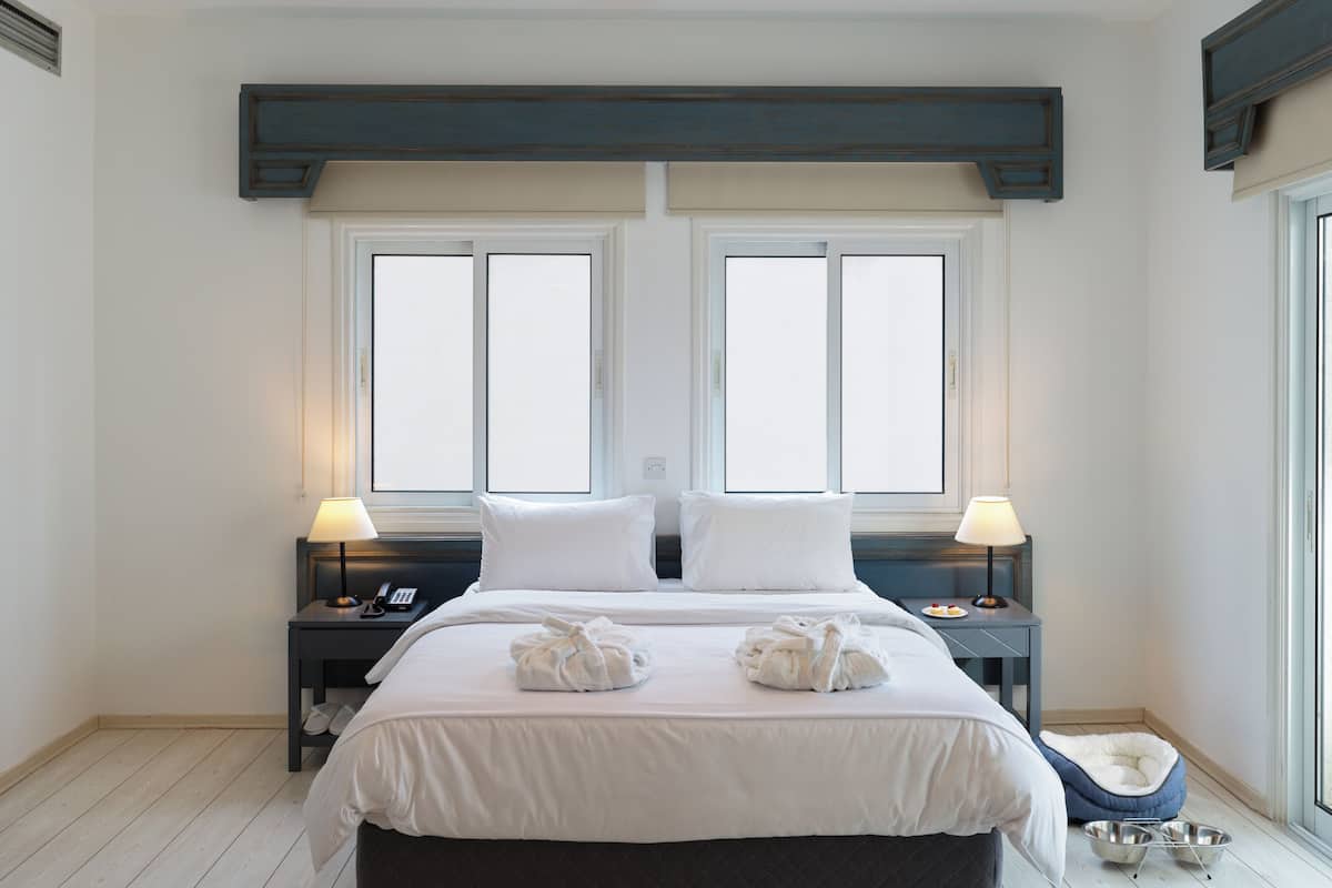 Superior Studio with Balcony | خزنة داخل الغرفة ومكتب ومساحة عمل للكمبيوتر المحمول وستائر تعتيم