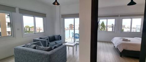 1 habitación, caja de seguridad en la habitación y escritorio