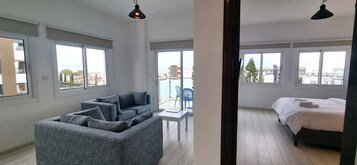 舒适套房 | 客房内保险箱、办公桌、笔记本电脑工作区、遮光窗帘