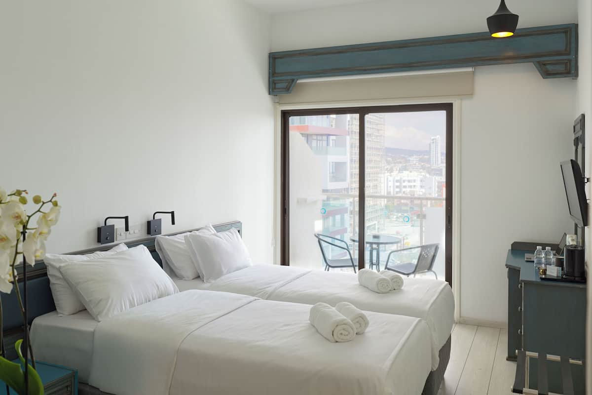 Standard Twin With Balcony | خزنة داخل الغرفة ومكتب ومساحة عمل للكمبيوتر المحمول وستائر تعتيم