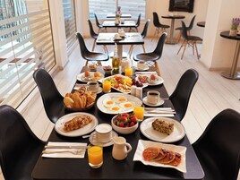 Free daily buffet breakfast