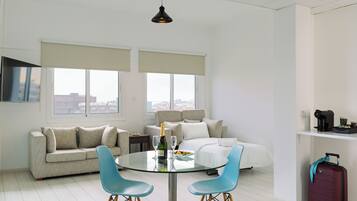 Suite junior, balcón | Zona de estar | Smart TV de 42 pulgadas con canales por satélite