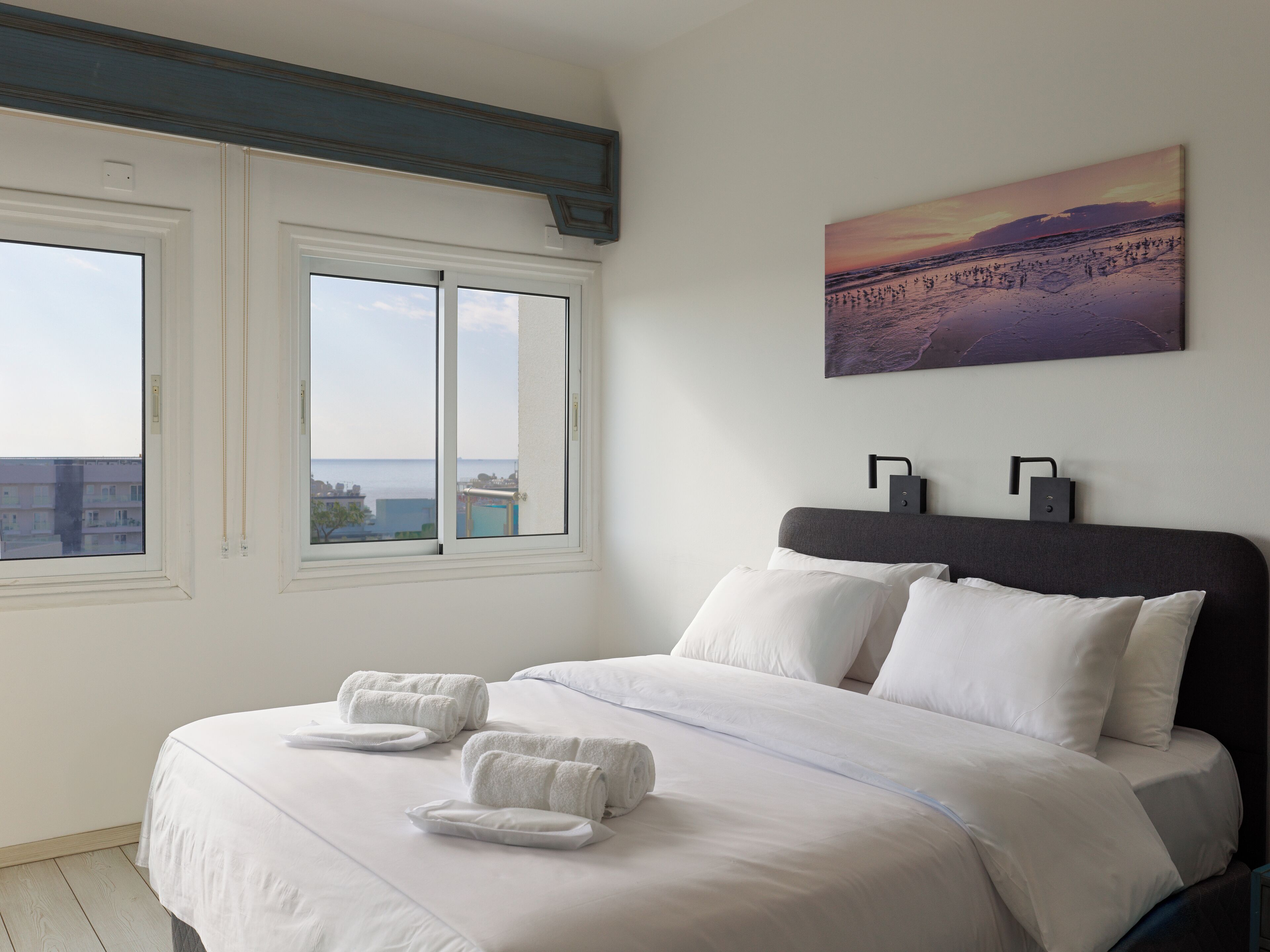 Comfort Suite | In-room safe, desk, laptop workspace, blackout drapes