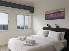 Comfort Suite | In-room safe, desk, laptop workspace, blackout drapes