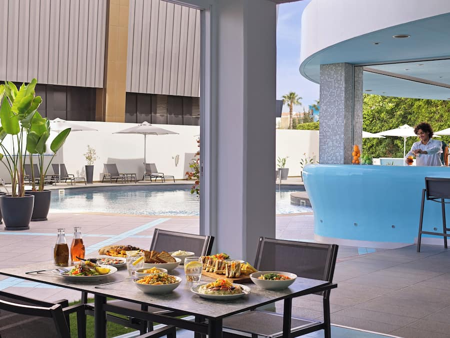 Kolam renang terbuka bermusim, payung kolam, kerusi lepak pantai