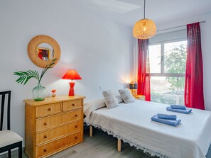 3 間睡房、書桌、上網