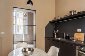 Fridge, oven, stovetop, dishwasher - GuestHost - Cosy apartement of 70 sqm, sleeping 3 people, on the 3rd floor of a period building with lift (a few steps to access it).The flat, with a view of the Basilica of Santa Maria Maggiore, is located in Rione Monti, Rome's historical and character (Roma)