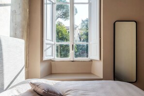 2 bedrooms, iron/ironing board, WiFi, bed sheets - GuestHost - Cosy apartement of 70 sqm, sleeping 3 people, on the 3rd floor of a period building with lift (a few steps to access it).The flat, with a view of the Basilica of Santa Maria Maggiore, is located in Rione Monti, Rome's historical and character (Roma)