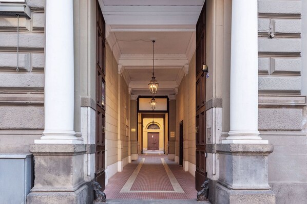 Exterior detail - GuestHost - Cosy apartement of 70 sqm, sleeping 3 people, on the 3rd floor of a period building with lift (a few steps to access it).The flat, with a view of the Basilica of Santa Maria Maggiore, is located in Rione Monti, Rome's historical and character (Roma)