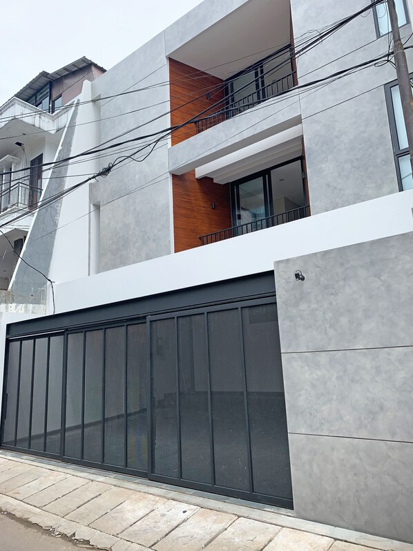 Front of property - Oscar Alfa Resindece by NamRoom (Jakarta)