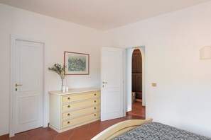 1 Schlafzimmer, Reisekinderbett, Bettwäsche