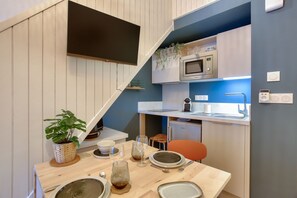 Réfrigérateur, micro-ondes, four, plaque de cuisson