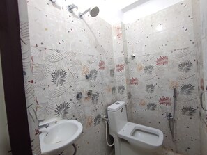 Douche, serviettes fournies, savon, shampoing