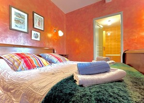 5 bedrooms, desk, iron/ironing board, travel cot