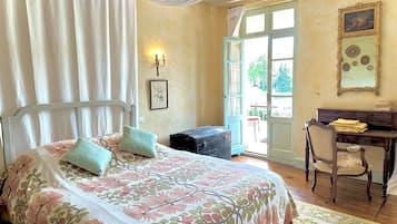 5 bedrooms, desk, iron/ironing board, travel cot