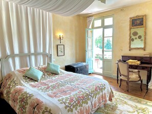 5 makuuhuonetta, työpöytä, silitysrauta/-lauta, vauvan matkasänky