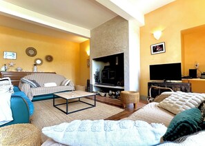 Televisio, takka, pöytäjalkapallopöytä, kirjoja