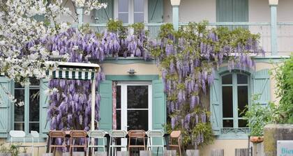 Facing the Pyrenees, this former Comminges farmhouse offers space and comfort