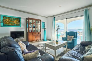 Smart TV, books - Estella Matutina vacation home for 10 people in first sea line (Cala D'or)