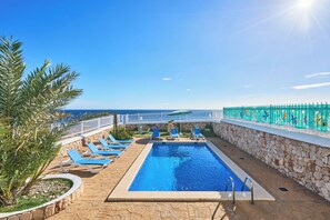 Pool - Estella Matutina Holiday Home for 10 People on the Seafront, Wi-Fi (Cala D'or)