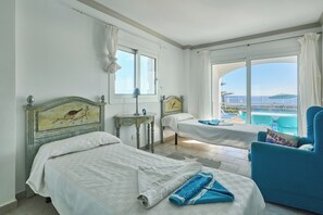 5 bedrooms, free WiFi, bed sheets - Estella Matutina vacation home for 10 people in first sea line (Cala D'or)
