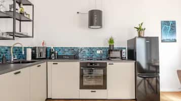 Een koelkast, een magnetron, een oven, een kookplaat