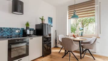 KĂŒhlschrank, Mikrowelle, Ofen, Herdplatte