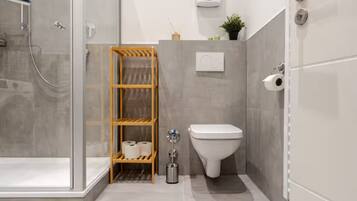 Haartrockner, HandtĂŒcher, Shampoo, Toilettenpapier