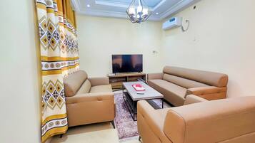 Apartment, 3 Bedrooms, Smoking, Balcony | Living room