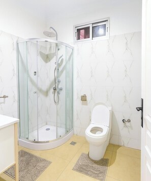 Apartment, 3 Bedrooms, Smoking, Balcony | Bathroom