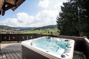 A hot tub on a wooden deck with a view of a valley and mountains. - Toison D'or - 8 pers. - Jacuzzi + sauna (Xonrupt-Longemer)