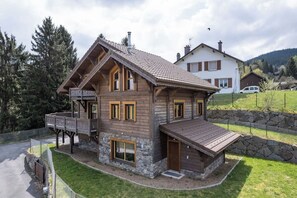 A two-story wooden house with a balcony, stone foundation, and a sloped roof. - Toison D'or - 8 pers. - Jacuzzi + sauna (Xonrupt-Longemer)