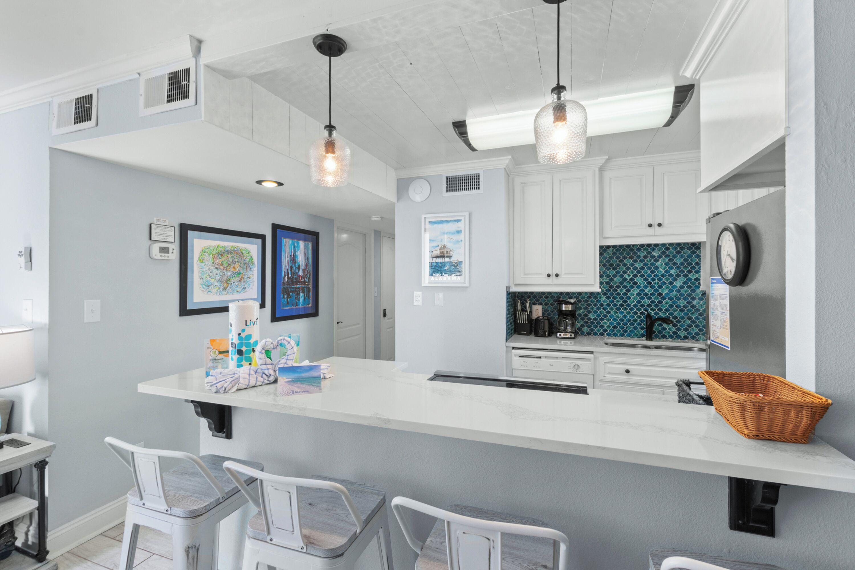 Condo com design assinado, 2 quartos, cozinha, vista para a praia | Cozinha privada | Geladeira, micro-ondas, fogão, cooktop