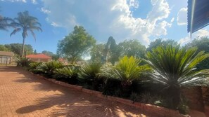 Property grounds - Self catering apartments ovelooking a mountain view. (Sabie)