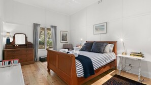 4 bedrooms, iron/ironing board, WiFi, bed sheets