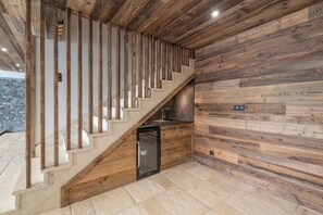 Una escalera con barandillas de madera y un área de lavamanos integrado.