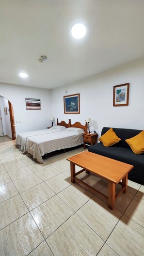 1 habitación, escritorio, tabla de planchar con plancha y wifi gratis 