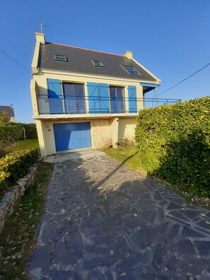 Exterior - Brittany House with superb sea views, parking available. Pets welcome. (Plogoff)