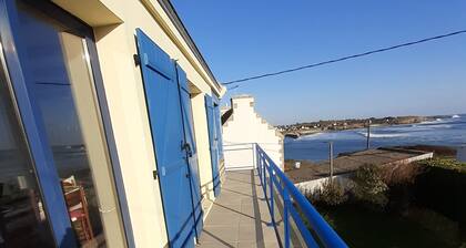 Brittany House with superb sea views, parking available. Pets welcome.