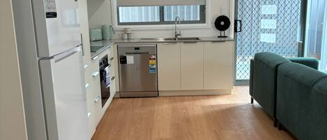 Kjøleskap, mikrobølgeovn, ovn og kokeplater