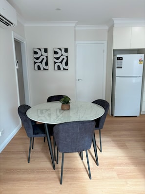Dining - Welcome to your perfect holiday retreat in the heart of Wagga Wagga! (Wagga Wagga)