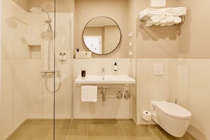 Secador de pelo, toallas, champú y papel higiénico